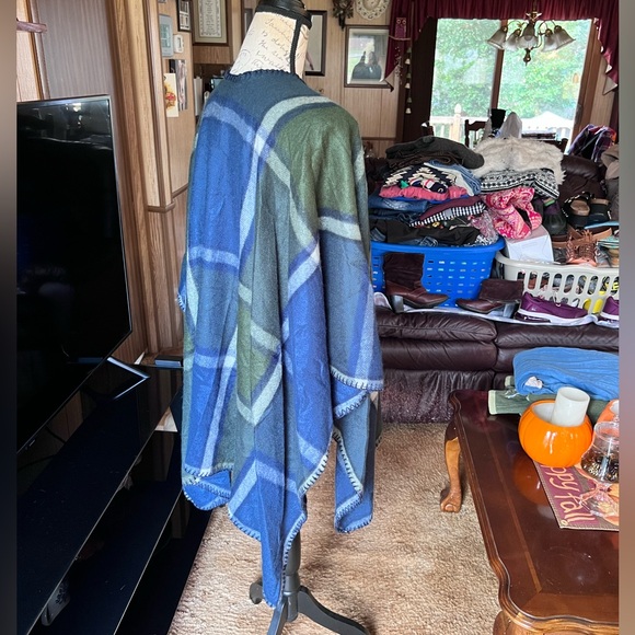 Plaid WOOLRICH Shawl Blanket Wrap Poncho ~ One Size Fits All. - Picture 7 of 15